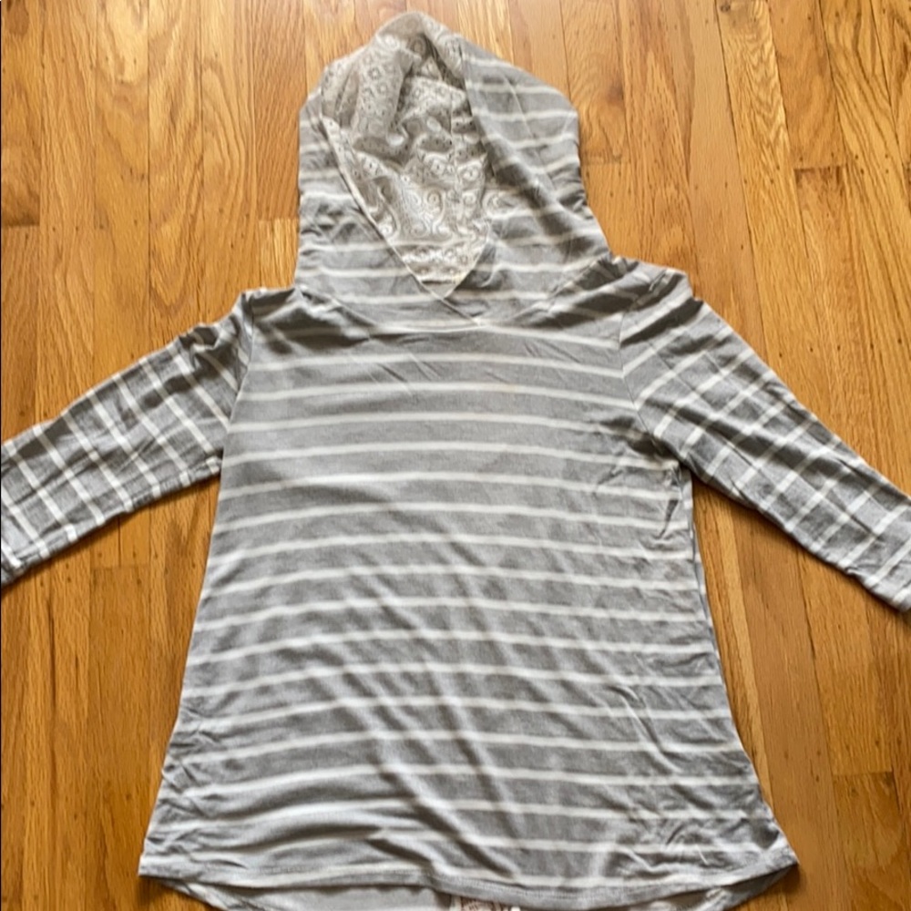 Comfortable and fashionable women’s hooded shirt
